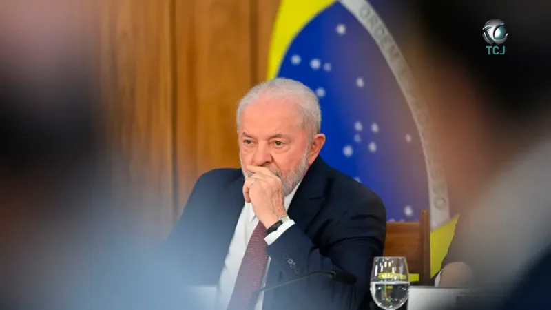 Elite deveria 'se olhar no espelho e ter vergonha', diz Lula em evento sobre educação