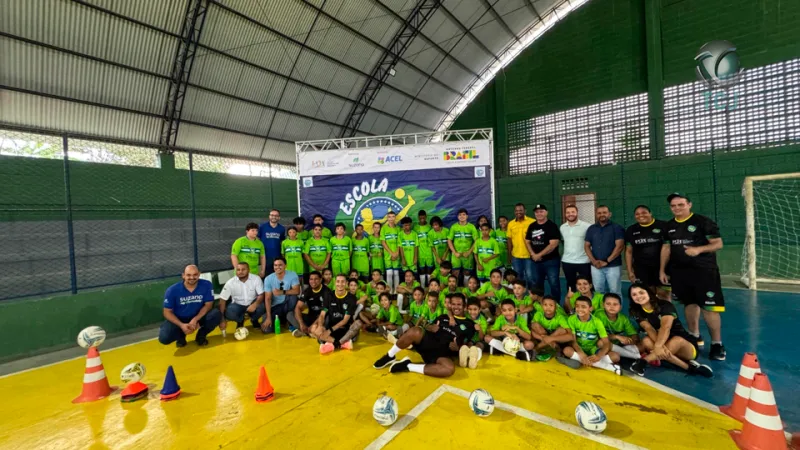 Escola de Craques entrega uniformes e fortalece inclusão social pelo esporte em Cristal do Norte