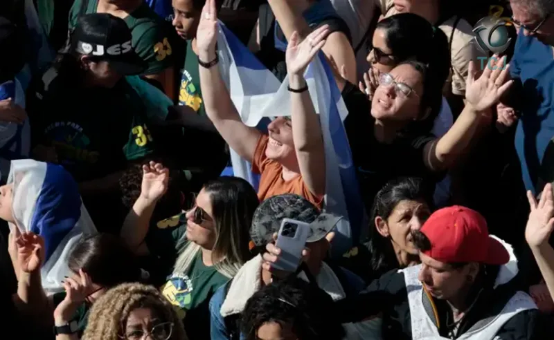 Marcha para Jesus mantém tom político com milhares de pessoas em SP
