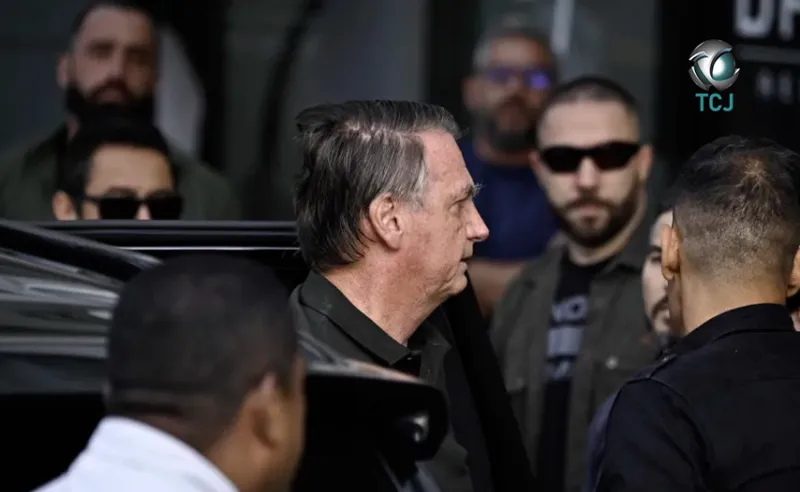 Bolsonaro deixa domiciliar sob escolta para exames dermatológicos em Brasília