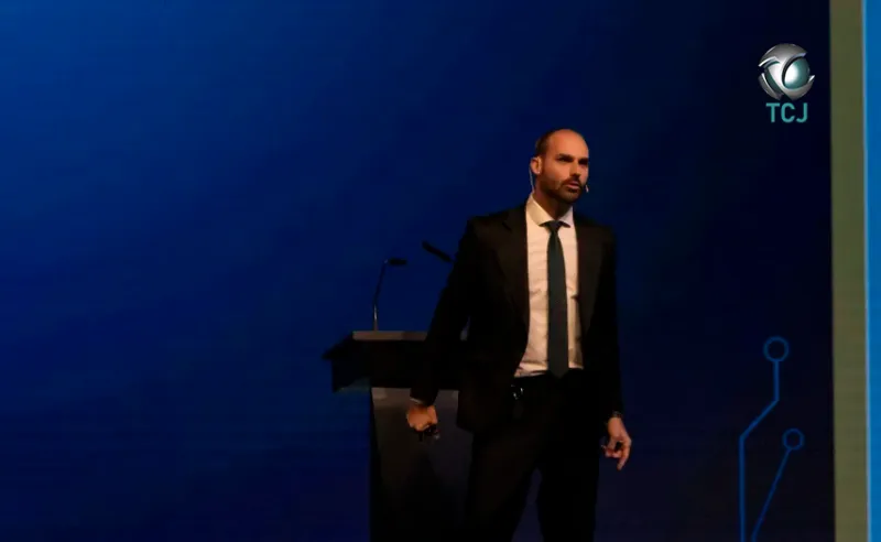 Motta veta liderança de Eduardo Bolsonaro e mantém risco de cassação por faltas Motta veta liderança de Eduardo Bolsonaro e mantém risco de cassação por faltas