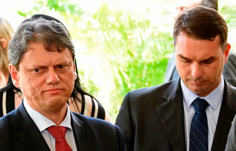 Aliados de Bolsonaro cobram apoio mais explícito de Tarcísio à pré-campanha de Flávio