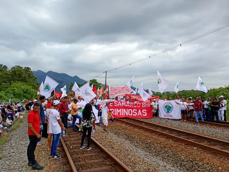 Movimentos sociais ocupam trilhos da Vale no ES e cobram justiça para atingidos do Rio Doce