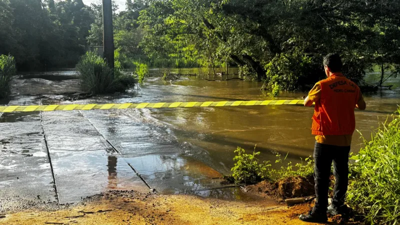 Ponte sobre o Rio Itaúnas é interditada após elevação do nível da água em Pedro Canário Ponte sobre o Rio Itaúnas é interditada após elevação do nível da água em Pedro Canário