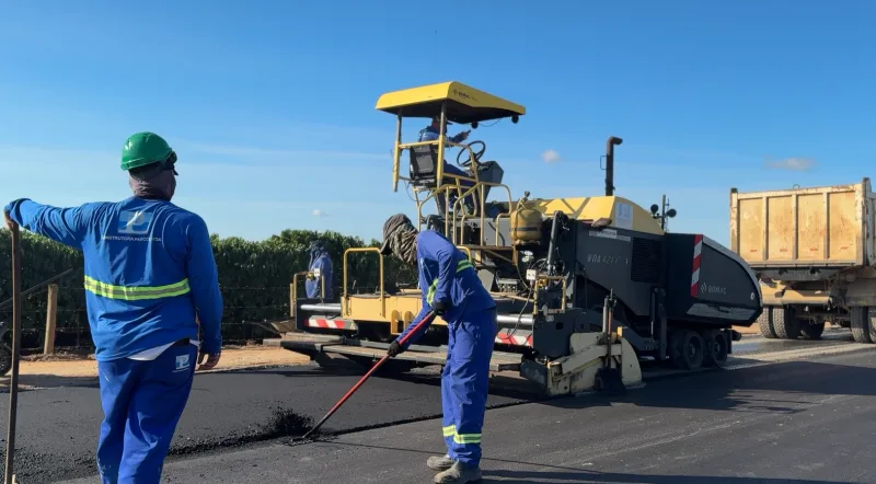 Pavimentação asfáltica avança e entra em nova fase na estrada de Floresta do Sul