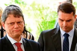 Aliados de Bolsonaro cobram apoio mais explícito de Tarcísio à pré-campanha de Flávio