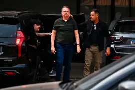 Bolsonaro recebe diagnóstico de duas hérnias e defesa pede cirurgia imediata