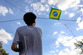 Férias escolares: Prefeitura de Pedro Canário reforça orientações para que crianças soltem pipa com segurança