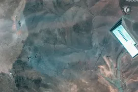 Israel bombardeia prisão política e central nuclear no Irã 