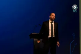 Motta veta liderança de Eduardo Bolsonaro e mantém risco de cassação por faltas