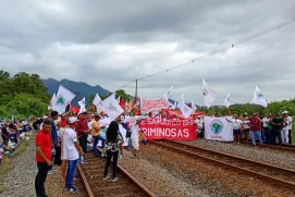 Movimentos sociais ocupam trilhos da Vale no ES e cobram justiça para atingidos do Rio Doce