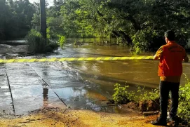 Ponte sobre o Rio Itaúnas é interditada após elevação do nível da água em Pedro Canário